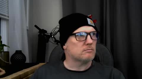 pale_dad_bod online show from 12/04/25, 03:49