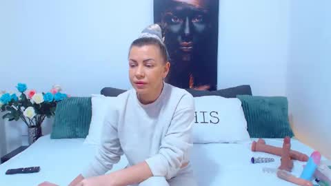 PAMEL ISSY online show from 01/11/25, 06:56