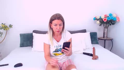 Snapshot of pamela_issy chatting on 04/24/26, 07:44 PAMEL ISSY online show from 04/24/26, 07:44