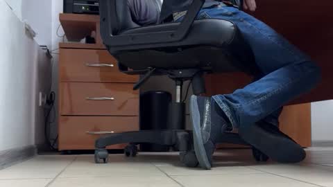 Snapshot of pantyhoselover8den chatting on 10/28/25, 05:11 Pantyhose Lover online show from 10/28/25, 05:11