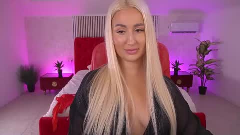 Snapshot of paolamola chatting on 06/19/26, 03:16 Lia online show from 06/19/26, 03:16