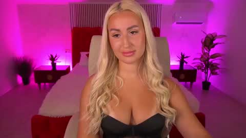 Snapshot of paolamola chatting on 06/26/26, 02:32 Lia online show from 06/26/26, 02:32