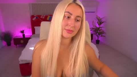 Snapshot of paolamola chatting on 07/19/26, 01:48 Lia online show from 07/19/26, 01:48