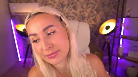 Snapshot of paolamola chatting on 07/22/26, 03:48 Lia online show from 07/22/26, 03:48