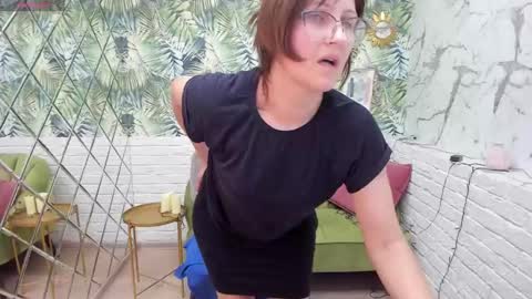 Snapshot of paris_cherry chatting on 01/09/25, 02:33 Paris online show from 01/09/25, 02:33