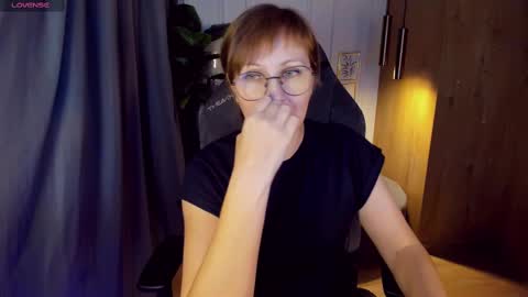 Snapshot of paris_cherry chatting on 02/22/25, 04:40 Paris online show from 02/22/25, 04:40