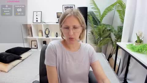 Snapshot of paris_cherry chatting on 09/22/25, 08:00 Paris online show from 09/22/25, 08:00