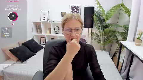 Snapshot of paris_cherry chatting on 10/14/25, 09:26 Paris online show from 10/14/25, 09:26