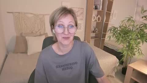 Snapshot of paris_cherry chatting on 10/26/25, 08:26 Paris online show from 10/26/25, 08:26