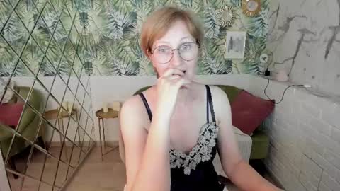 Snapshot of paris_cherry chatting on 06/19/26, 06:45 Paris online show from 06/19/26, 06:45