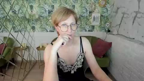 Snapshot of paris_cherry chatting on 06/20/26, 06:11 Paris online show from 06/20/26, 06:11