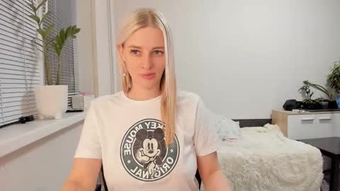 Snapshot of paris_hilt_on chatting on 02/28/25, 01:25 Sasha online show from 02/28/25, 01:25