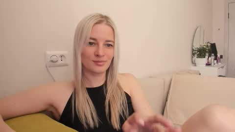 Snapshot of paris_hilt_on chatting on 09/23/25, 03:42 Sasha online show from 09/23/25, 03:42