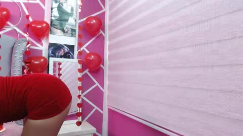 Snapshot of paris_hot12 chatting on 02/14/25, 02:44 paris online show from 02/14/25, 02:44