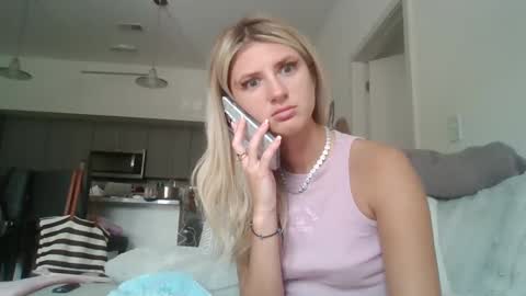 Snapshot of parisbaby2000 chatting on 09/15/25, 02:28 parisbaby2000 online show from 09/15/25, 02:28