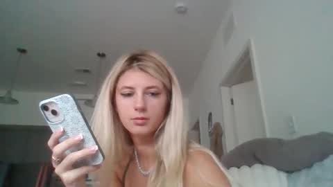 Snapshot of parisbaby2000 chatting on 09/16/25, 01:56 parisbaby2000 online show from 09/16/25, 01:56