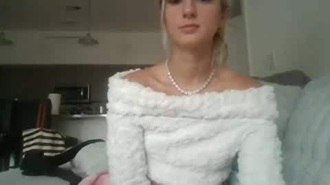 Snapshot of parisbaby2000 chatting on 09/17/25, 01:57 parisbaby2000 online show from 09/17/25, 01:57