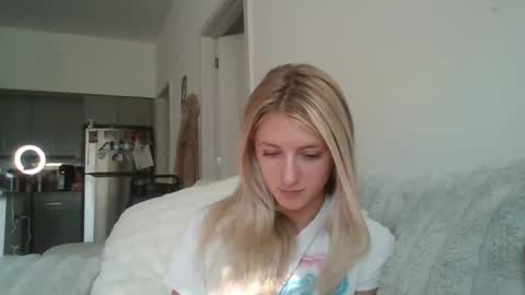 Snapshot of parisbaby2000 chatting on 10/06/25, 02:25 parisbaby2000 online show from 10/06/25, 02:25