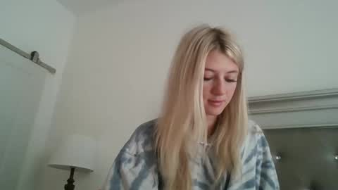 Snapshot of parisbaby2000 chatting on 10/21/25, 01:23 parisbaby2000 online show from 10/21/25, 01:23