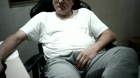 Snapshot of pattrom chatting on 05/13/26, 01:58 Patrom online show from 05/13/26, 01:58