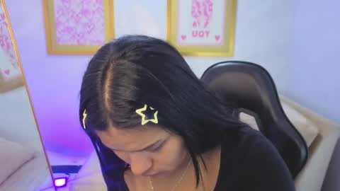 Snapshot of paulette_v chatting on 05/19/26, 01:06 Live 800am 200pm COLOMBIAN HOUR online show from 05/19/26, 01:06