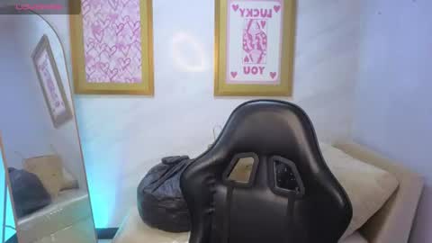 Snapshot of paulette_v chatting on 06/16/26, 01:14 Live 800am 200pm COLOMBIAN HOUR online show from 06/16/26, 01:14