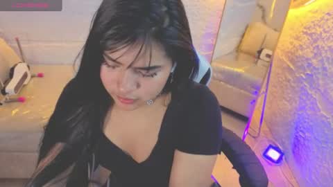 Snapshot of paulette_v chatting on 07/06/26, 03:03 Live 800am 200pm COLOMBIAN HOUR online show from 07/06/26, 03:03