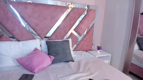 Paulina online show from 12/19/25, 04:14