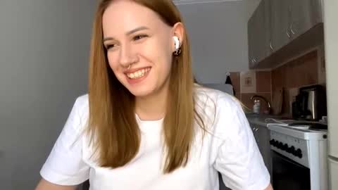 Snapshot of paulinelejune chatting on 12/01/25, 08:08 Sonya online show from 12/01/25, 08:08