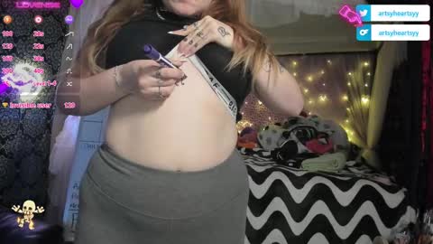 Snapshot of pawggoddess778 chatting on 12/13/24, 05:16 ArtsyHeartsyy online show from 12/13/24, 05:16