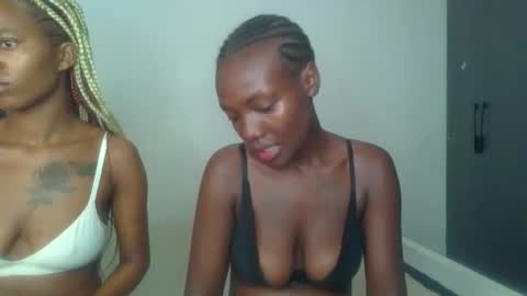 Snapshot of peach_ebonny chatting on 04/30/26, 08:09 peach_ebonny online show from 04/30/26, 08:09