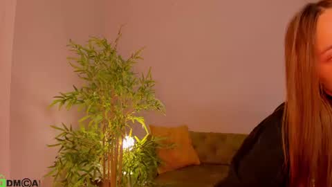 Snapshot of pearl_bloom chatting on 06/22/26, 01:07 Sex Leah online show from 06/22/26, 01:07
