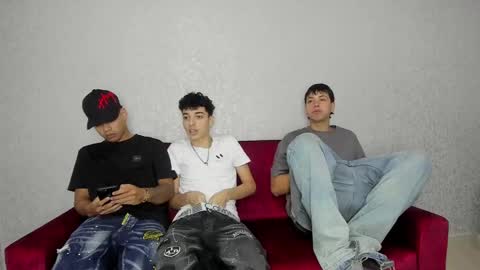 Snapshot of pelusos_mens chatting on 12/13/24, 03:38 CAIN-19 ALLEN-18 RONALD-18 AUSTIN-18 MOD DANTE online show from 12/13/24, 03:38