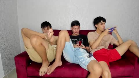 Snapshot of pelusos_mens chatting on 12/19/24, 08:55 CAIN-19 ALLEN-18 RONALD-18 AUSTIN-18 MOD DANTE online show from 12/19/24, 08:55