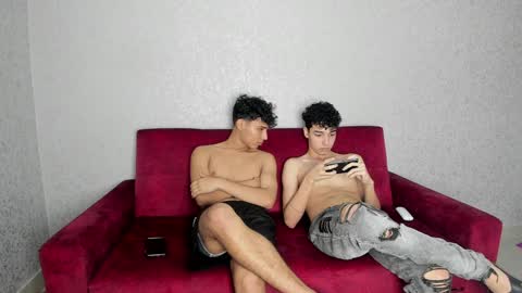Snapshot of pelusos_mens chatting on 12/22/24, 09:09 CAIN-19 ALLEN-18 RONALD-18 AUSTIN-18 MOD DANTE online show from 12/22/24, 09:09