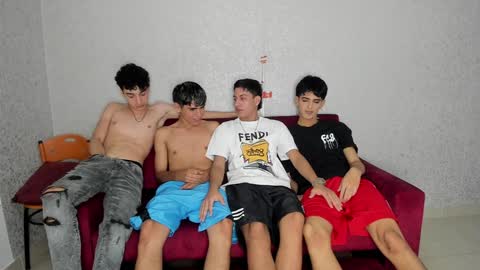 Snapshot of pelusos_mens chatting on 01/03/25, 09:05 CAIN-19 ALLEN-18 RONALD-18 AUSTIN-18 MOD DANTE online show from 01/03/25, 09:05