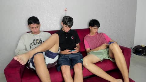 Snapshot of pelusos_mens chatting on 01/04/25, 08:48 CAIN-19 ALLEN-18 RONALD-18 AUSTIN-18 MOD DANTE online show from 01/04/25, 08:48