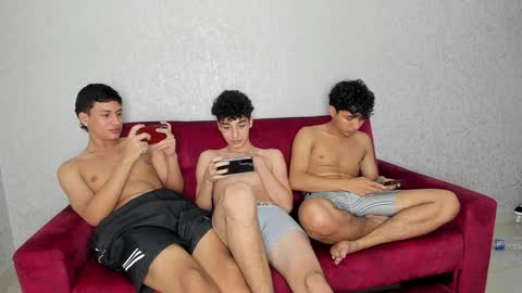 Snapshot of pelusos_mens chatting on 01/08/25, 06:41 CAIN-19 ALLEN-18 RONALD-18 AUSTIN-18 MOD DANTE online show from 01/08/25, 06:41