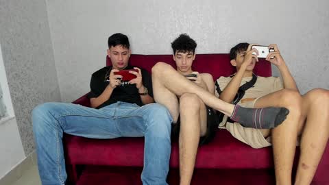 Snapshot of pelusos_mens chatting on 01/11/25, 08:54 CAIN-19 ALLEN-18 RONALD-18 AUSTIN-18 MOD DANTE online show from 01/11/25, 08:54