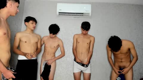Snapshot of pelusos_mens chatting on 01/29/25, 12:01 CAIN-19 ALLEN-18 RONALD-18 AUSTIN-18 MOD DANTE online show from 01/29/25, 12:01