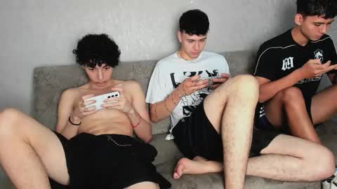 Snapshot of pelusos_mens chatting on 09/12/25, 01:33 CAIN-19 ALLEN-18 RONALD-18 AUSTIN-18 MOD DANTE online show from 09/12/25, 01:33