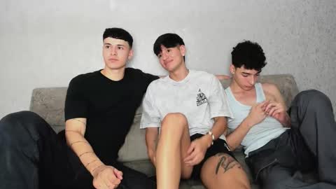 Snapshot of pelusos_mens chatting on 10/04/25, 07:45 CAIN-19 ALLEN-18 RONALD-18 AUSTIN-18 MOD DANTE online show from 10/04/25, 07:45