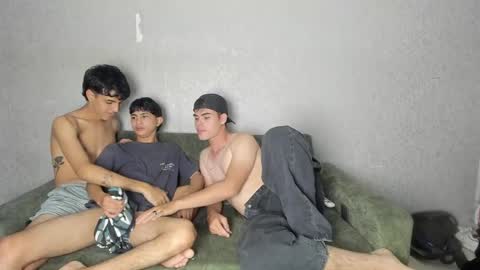 Snapshot of pelusos_mens chatting on 04/30/26, 08:57 CAIN-19 ALLEN-18 RONALD-18 AUSTIN-18 MOD DANTE online show from 04/30/26, 08:57