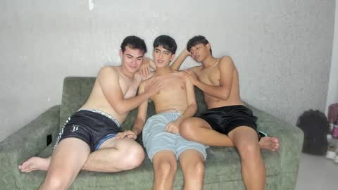 Snapshot of pelusos_mens chatting on 05/05/26, 07:44 CAIN-19 ALLEN-18 RONALD-18 AUSTIN-18 MOD DANTE online show from 05/05/26, 07:44