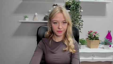 Snapshot of perfectxcindy chatting on 02/17/25, 06:31 Cindy online show from 02/17/25, 06:31