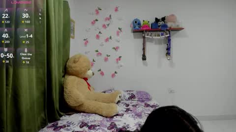 Snapshot of perla_brunette1 chatting on 11/26/25, 10:00 perla online show from 11/26/25, 10:00