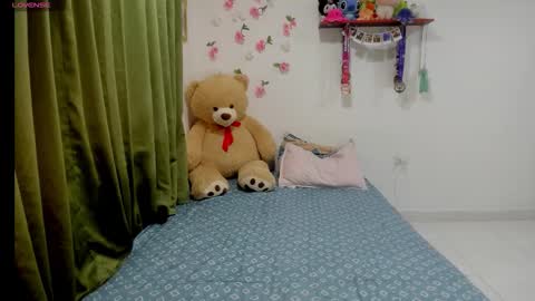 Snapshot of perla_brunette1 chatting on 02/01/26, 02:32 perla online show from 02/01/26, 02:32