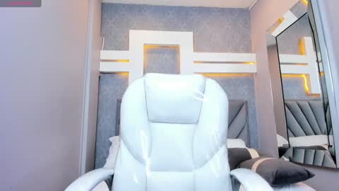 Snapshot of perlaevansx chatting on 12/19/24, 08:23 PERLA online show from 12/19/24, 08:23