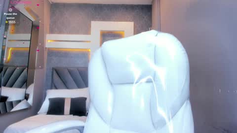 Snapshot of perlaevansx chatting on 02/27/25, 11:04 PERLA online show from 02/27/25, 11:04