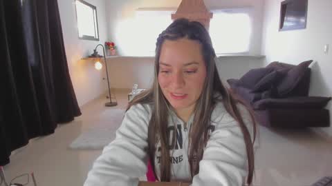 Snapshot of persefone_saira chatting on 02/04/25, 01:48 Marie online show from 02/04/25, 01:48